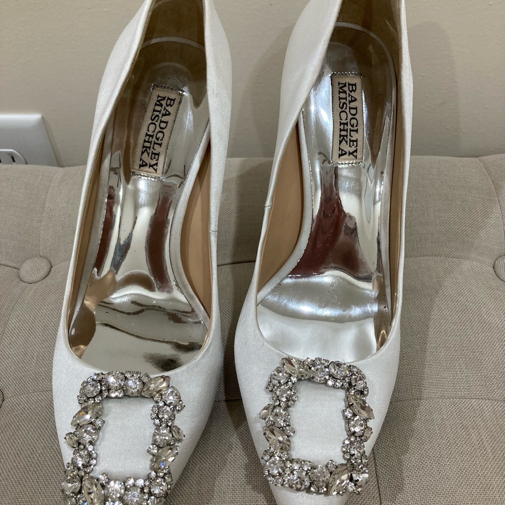 Badgley Mischka White Heels with Crystal Embellishment Size 8.5 - Picture 7 of 13